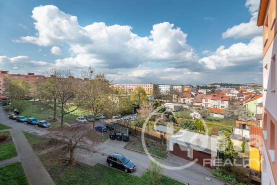 Výhled z pokoje ložnice / dětského pokoje a z kuchyně