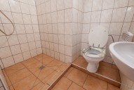 Sprchový kout a wc