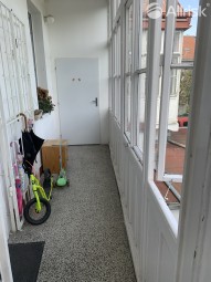 Ze společné pavlače