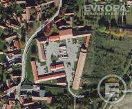 Hala se nachází v severní části areálu