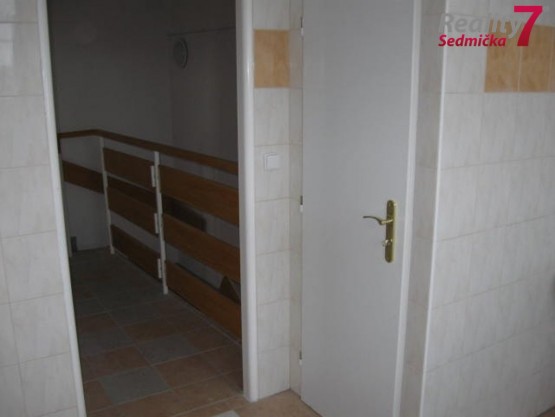 2.patro-pohled z kancelare na schodiste