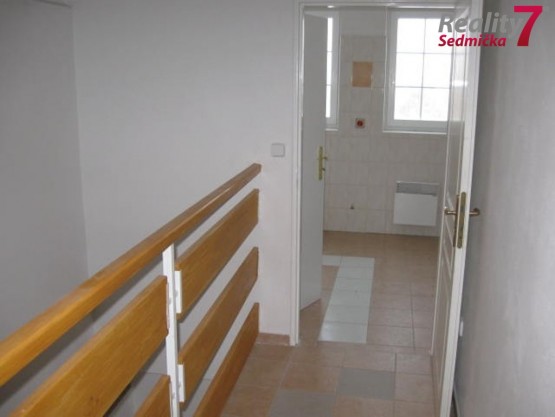 pohled ze schodiste do 2.kancelare