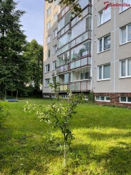 pohled na dům, balkon, do zadní části zahrady
