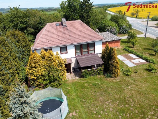 Dum se zahradou a dopravní situace
