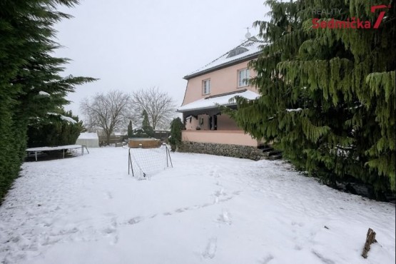 pohled od vrat na zahradu