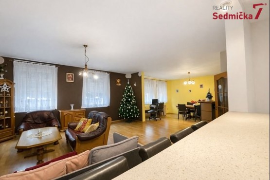 pohled obývak s jídelnou