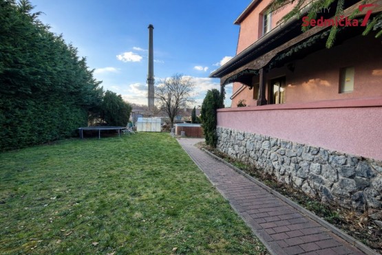 pohled od vstupu zahrady