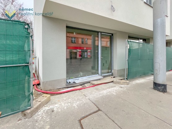 Výloha - vstup z ulice