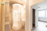 Pokoj 3 s šatnou a vlastní koupelnou se sprchovým masážním koutem a pračkou