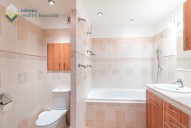Koupelna s vanou, wc a bidetem