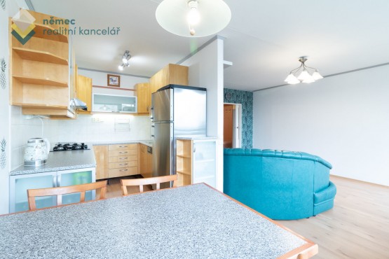 Jídelní část, kuchyně a obývací pokoj