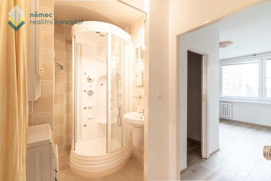 Pokoj 3 s šatnou a vlastní koupelnou se sprchovým masážním koutem a pračkou