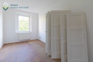 Menší pokoj s okny do vnitrobloku