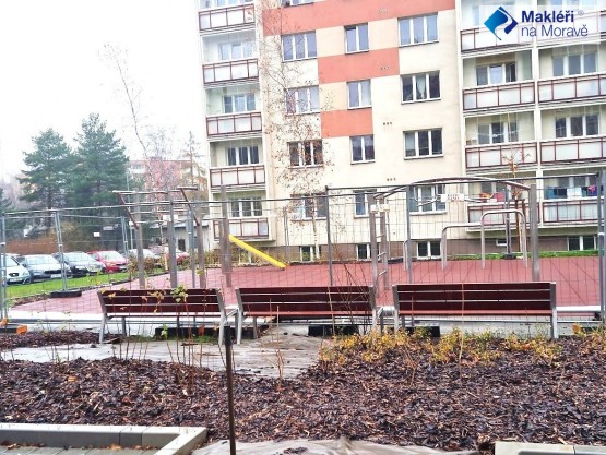 před domem
