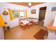 obývací pokoj s krbem