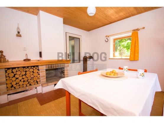 obývací pokoj s krbem