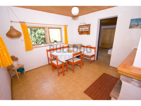 obývací pokoj s krbem