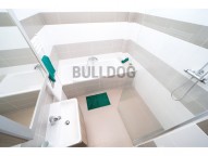 koupelna s vanou i sprchovým koutem