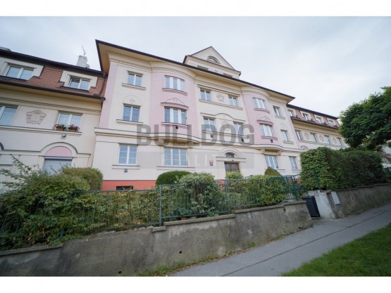 pohled na dům z ulice