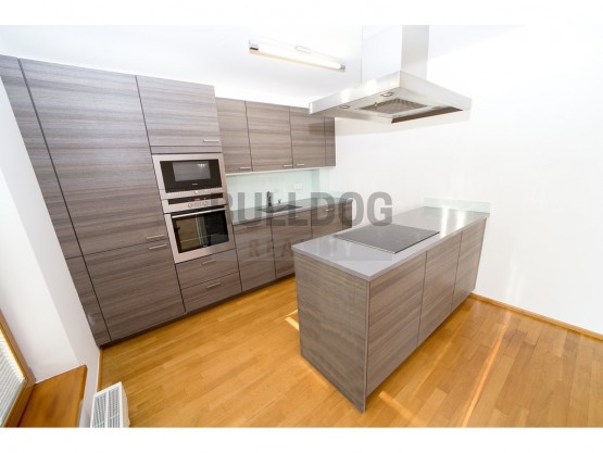 kuchyň se vstupem na terasu