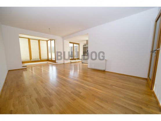 obývací pokoj se vstupem na terasu