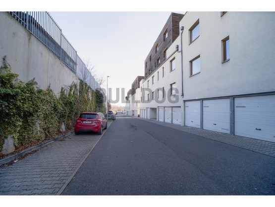 parkování a vjezd do garáží