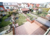 pohled na vlastní zahradu a terasu