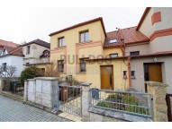 pohled na dům z ulice