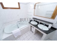 koupelna s vanou i sprchovým koutem