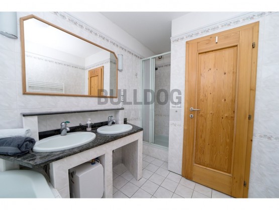 koupelna s vanou i sprchovým koutem