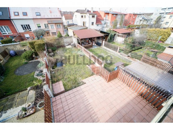 pohled na vlastní zahradu a terasu