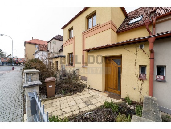 vstup do domu a předzahrádka