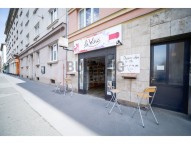 pohled z ulice - sezení na ulici