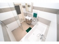 koupelna s vanou i sprchovým koutem