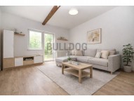 pokoj se vstupem na zahradu