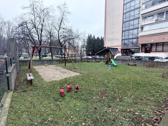 dětské hřiště u domu