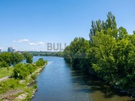 Výhled z nedaleké lávky do Holešovic