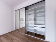 vestavěná skříň v ložnici s terasou