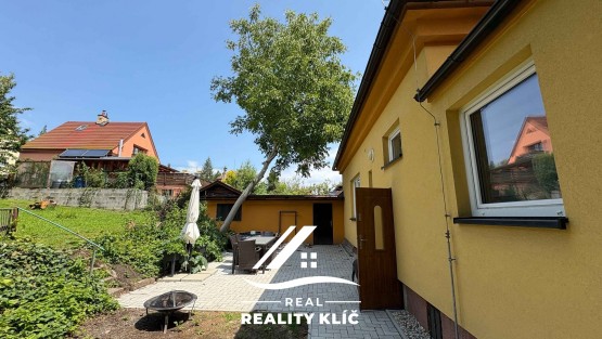 dvorek a dolní část zahrady