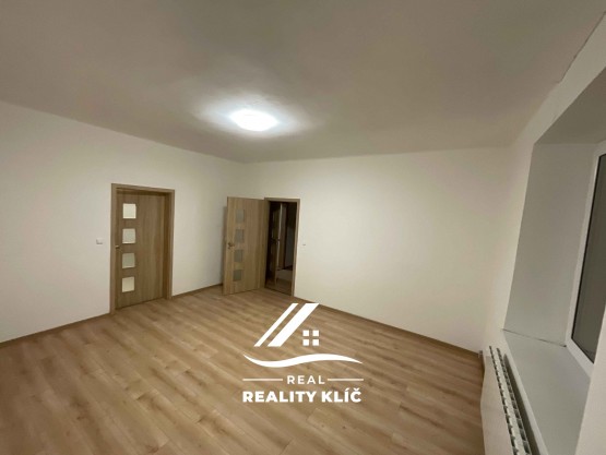 BYT1 obývací pokoj 1.np 02