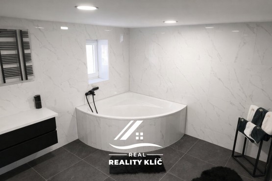 A1D612AE-67D1-4FC4-A724-015B7B03480C 2