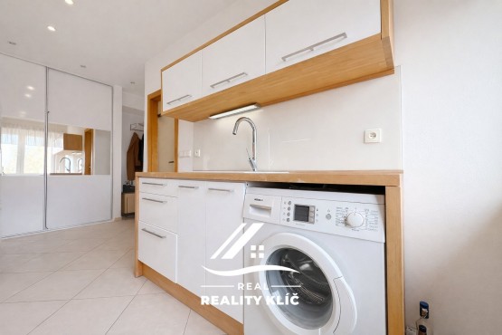 5A5DC89A-B7A6-4E80-AC54-4AA87BF483D0 3