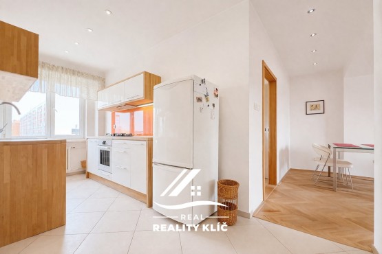 52093E7A-E037-4022-8B26-71B1D7BDDF23 3