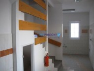 1.patro-pohled z chodby na schodiste a ke kancelari