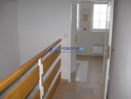 pohled ze schodiste do 2.kancelare