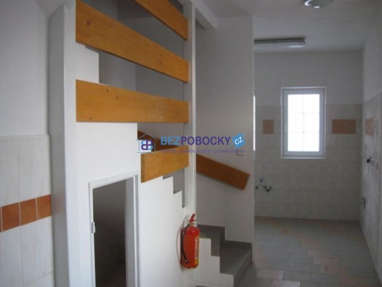 1.patro-pohled z chodby na schodiste a ke kancelari