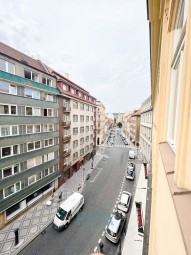 pronajem-bytu-2-kk-praha-dlouha-vyhled-do-ulice.jpg