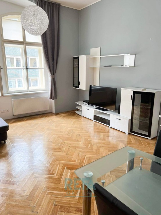 pronajem-bytu-2-kk-praha-dlouha-obyvak-tv.jpg