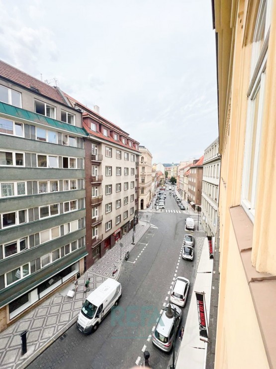 pronajem-bytu-2-kk-praha-dlouha-vyhled-do-ulice.jpg