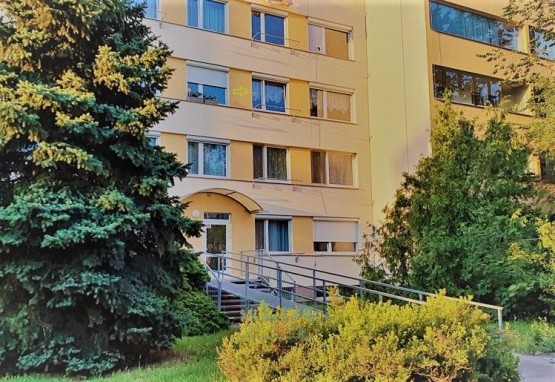 predaj-bytu-3-1-68m2-dr-e-benese-neratovice-pohlad-vonku-2.jpeg
